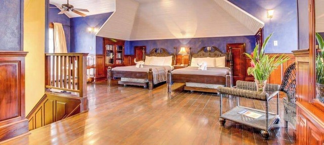 Riverfront Suite with Balcony, WiFi, AC, Infinity Pool & Forest View in San Ignacio
