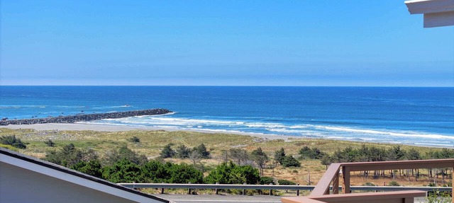 Rogue Beach House Uppper Level in Gold Beach