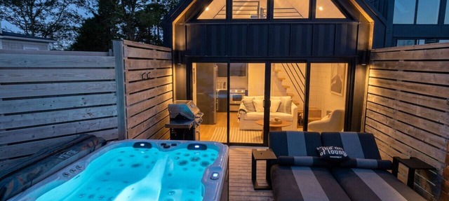 Romantic Oceanfront Retreat - Hot tub in South Shore