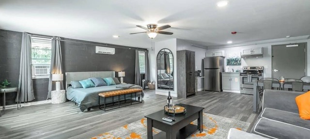 Romantic Studio Retreat - King Bed, Fireplace, Close to Chattanooga in Rock Spring