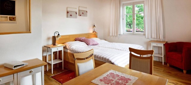 Room 2 | Rotes Herzerl (from 6 nights) - Kleinhofers Himbeernest in Baierdorf-Dorf
