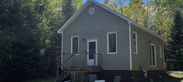 Rustic off grid 2-bedroom cabin in Bissett Creek in Bissett Creek