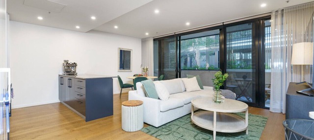 Scandi Apartment Above Kingston Dining + Balconies in Kingston