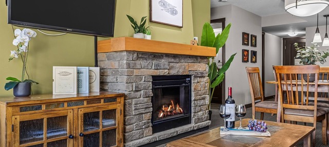 Scenic Mountain With Outdoor Hot Tub + 1 Bedroom + Den in Dead Man's Flats