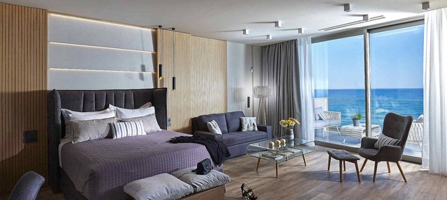 Seafront Apt Studio with Seaview, infinity pool, beachfront in Limenas Chersonisou