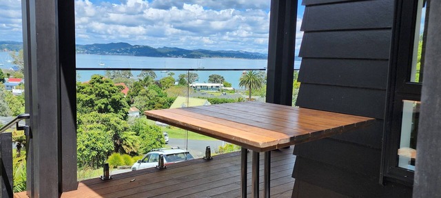 Self contained studio room with private entrance and stunning sea views in Russell