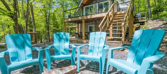 SLOPESIDE 4 BED,HOT TUB, BEACH, FOUR SEASON, NEAR ALGONQUIN PARK AND ARROWHEAD. in Huntsville