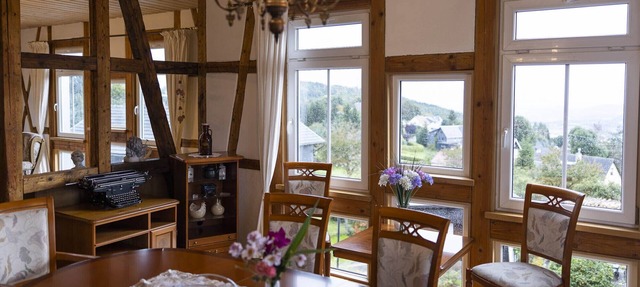 Spacious holiday apartment with a wide view of the Coburg-Rennsteig region in Sonneberg