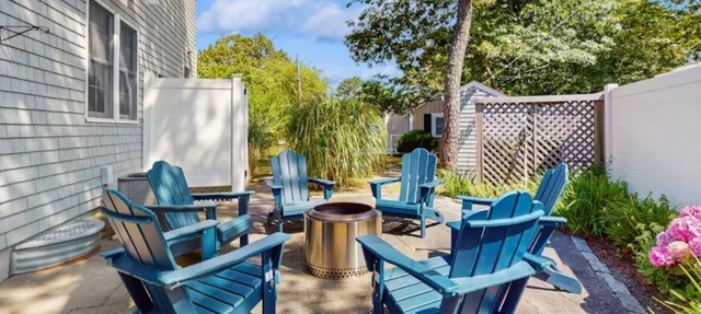 Spacious house 2 minute walk to Sea Street Beach & Pelham House in Dennis