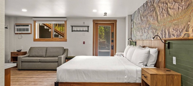 Spacious King Condo | Fireplace + Balcony in Banff