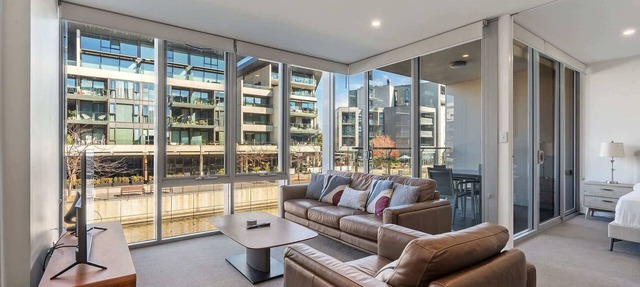 Spacious Lakefront Apartment with Pool Access in Kingston