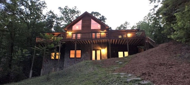 Spacious Log Home, Waterfront, Very Private, Book now for Family Vacations in Lake Lure