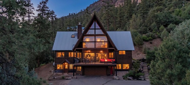 Spacious Luxury Home Close to Downtown and Ski, Private Hot Tub, Amazing Views in Durango