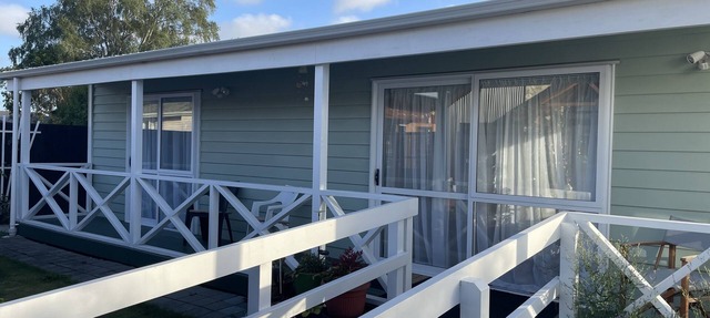 Spacious sunny cottage (airport close, family, pet friendly, disability access) in Christchurch