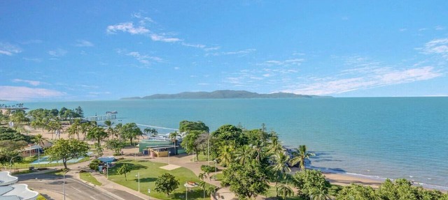 Studio 908 - Panoramic Oceanviews On The Strand in NORTH WARD