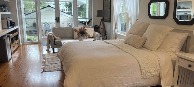 Studio minutes from Waterfront walks, close to Pasadenas, cafes, restaurants in Bayview