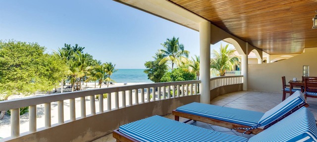 Stylish 2BR Villa with Pool, Steps from the Beach in Placencia