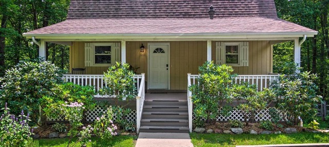 Stylish Fairview Farmhouse Deck and Wishing Well! in Fairview
