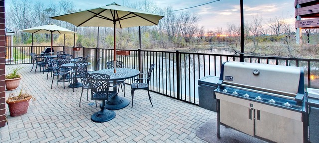 Suite Near the Heart of Chicago | Complimentary Breakfast in Oakbrook Terrace