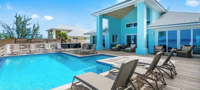 Suma Sands Villa, Beachfront Villa with Pool & Sandy Beach All Year Round in Moore Hill