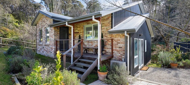 Sunny Corner - Romantic Split Level Cottage in Leura