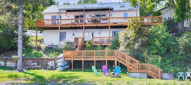 Sunrise Shores: Spectacular View! in Penn Yan