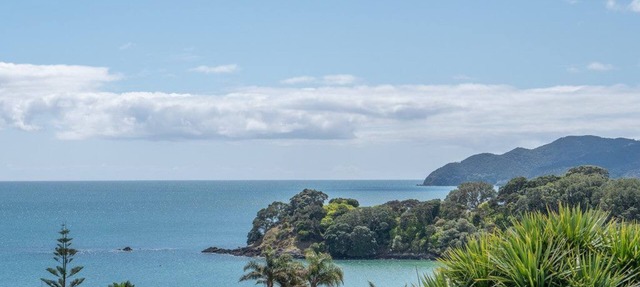 Top Apartment with Sea Views & Beach Access in Coopers Beach