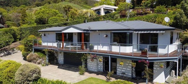 Tranquil Nelson Escape: Birdsong, Hot Tub, Parking. One bedroom, living room. in Nelson