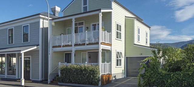 Trendy Townhouse - Stunning, modern yet characterful city-fringe townhouse in the heart of The Wood in Nelson