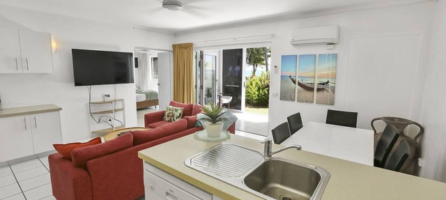 Two-Bedroom Apartment Right In Front Of The Beach! in Cairns