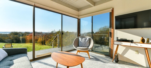 Unwind in Guest House overlooking Menemsha Pond. Dogs ok+ Lv-2 EV charger. in Chilmark
