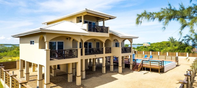 Upper-Level Apartment: Beach & Private Pool in Placencia