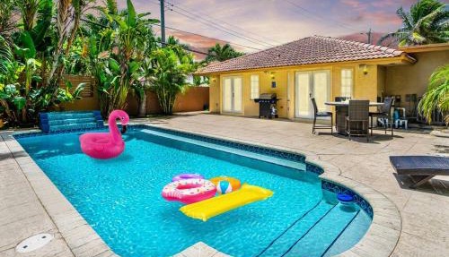 Ventur Vintage Beach House Luxury Pool in Fort Lauderdale