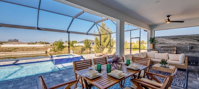 Villa Coral Bliss - Awesome 4 BR/3 bath waterfront villa w. heated pool, hot tub, kayaks, fishing poles, bikes in Cape Coral