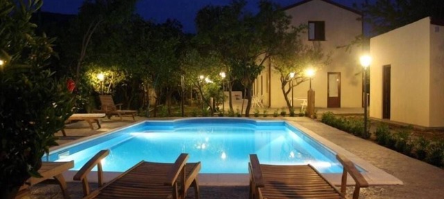 Villa Giardino Paradiso on the sea, with Heated Pool, in Cefalù with 13 seats in Piane Vecchie