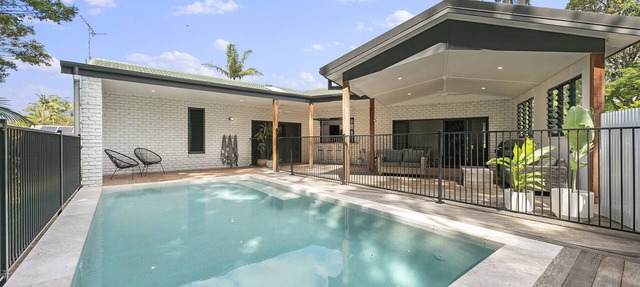 Walk to Beach! Amazing Outdoor Entertainment Area with Pool & Firepit ! in Maroochydore