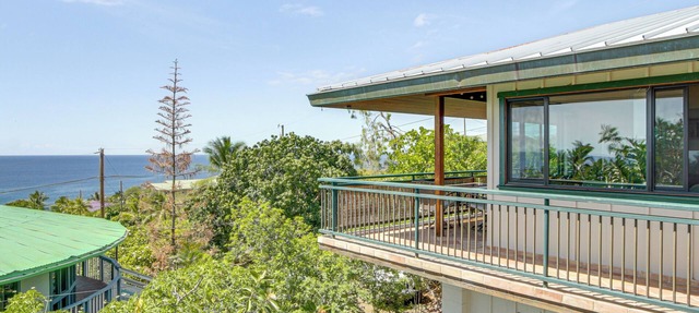 Walk to Beach! Big Island Bungalow w/Ocean View in Captain Cook