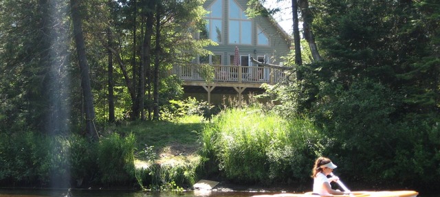 WELL LOCATED ! 10 min to Tremblant's North Side Lifts, with Hot Tub, in Lac-Supérieur