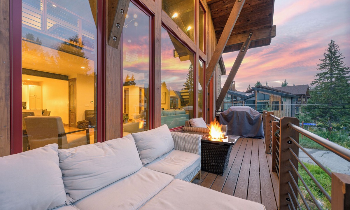 Old Town House | Slopeside Luxury Chalet I Hot Tubs I Firepit I Views I Game Room I Theatre I Discounted Attractions