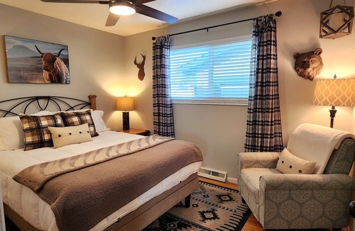 Pleasant Valley House | Hike into Garden of the Gods right from the house! Perfect for families!