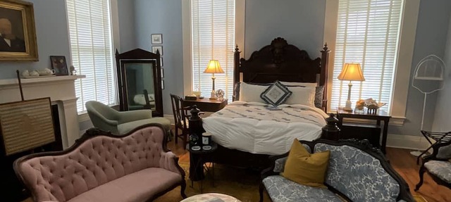 The Captain's Suite - Queen Suite at The Belmont 1857 in Greenville