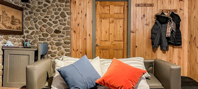 4 Br Luxury St-Sauveur Chalet & Pool, Swim Spa, fireplace, close to Ski resort in Sainte-Adèle