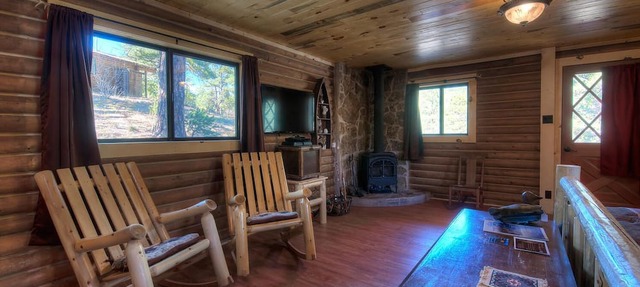 Cozy Trout cabin with infrared sauna in Weston