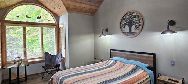 Cozy Pinecrest Lakefront Retreat w/Deck & Kayaks in Long Pond