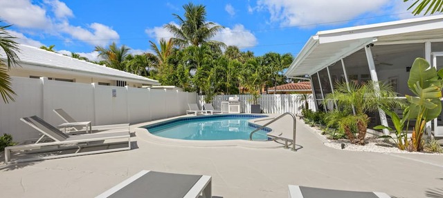 2 Bedroom on the Barrier Island. Walk to the Beach in Fort Lauderdale