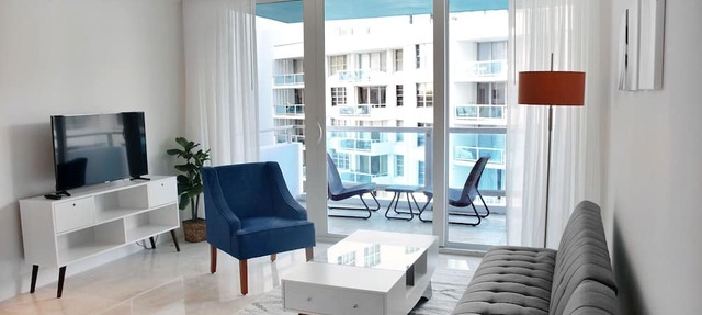 2bd2bth Partial Ocean view Ste w/balcony, Pool, nearby dining, beach access in Miami Beach