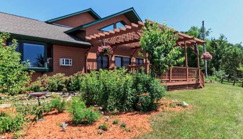 Hawks View's Black Hawk Lodge in Fountain City
