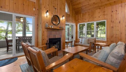 Port Cunnington Lodge in Dwight