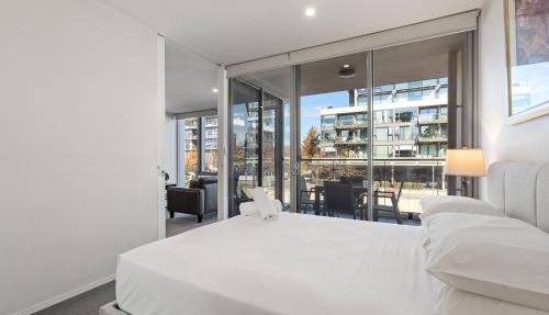 Spacious Lakefront Apartment with Pool Access in Kingston