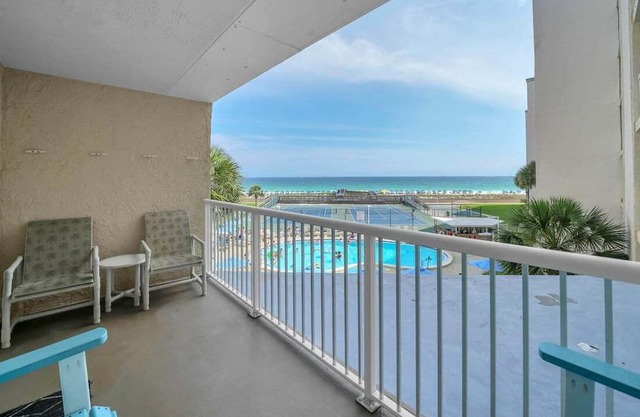 Holiday Surf Racquet Club 